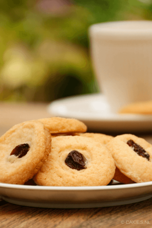 Surinaamse boterbiesjes, een heerlijk knapperig koekje met bovenop een rozijn of een krent. Surinaamse boterbiesjes zijn super makkelijk om zelf te maken.