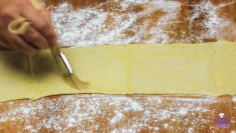 Kaasvlinders Recept | Kaasvlinders kan je heel makkelijk zelf maken. Je hebt alleen bladerdeeg, kaas en ei nodig om je eigen kaasvlinders te maken. Een lekkere hartige snack. | http://www.cakies.nl | Stap 04