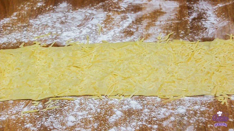 Kaasvlinders Recept | Kaasvlinders kan je heel makkelijk zelf maken. Je hebt alleen bladerdeeg, kaas en ei nodig om je eigen kaasvlinders te maken. Een lekkere hartige snack. | http://www.cakies.nl | Stap 08