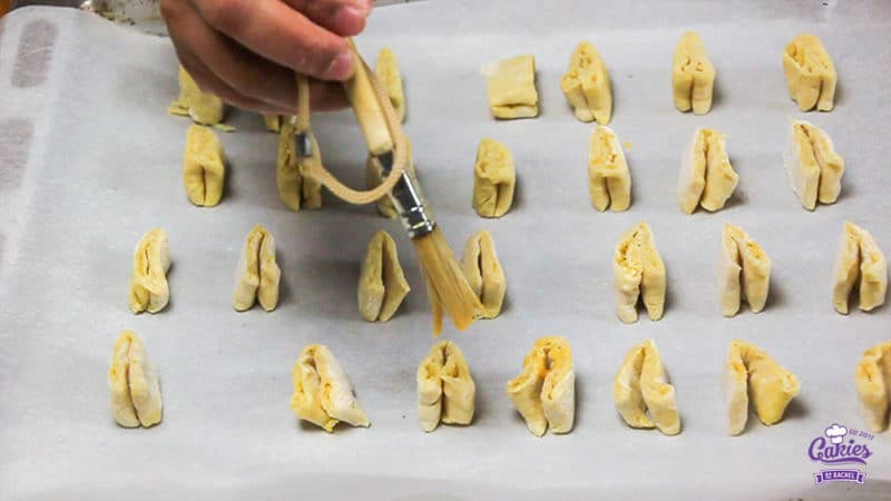 Kaasvlinders Recept | Kaasvlinders kan je heel makkelijk zelf maken. Je hebt alleen bladerdeeg, kaas en ei nodig om je eigen kaasvlinders te maken. Een lekkere hartige snack. | http://www.cakies.nl | Stap 17