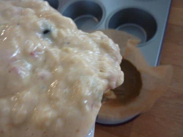 Jammie Goji Bes, Bosbes en Honing Muffins | Deze goji bes en bosbes muffins zitten bomvol heerlijke antioxidanten. In combinatie met de zoetheid van de honing zijn ze helemaal jammie! | http://www.cakies.nl | Stap 18