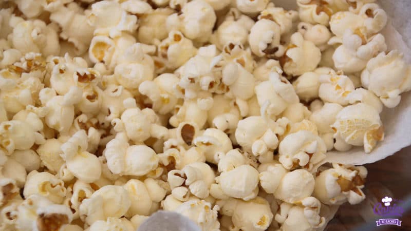 Hoe Maak Je Popcorn (zoals vroeger) | Heb je je wel eens afgevraagd, 'Hoe maak je popcorn eigenlijk?' Popcorn maken zoals vroeger kan echt heel leuk zijn en het smaakt nog lekkerder ook nog! | http://www.cakies.nl | Stap 09