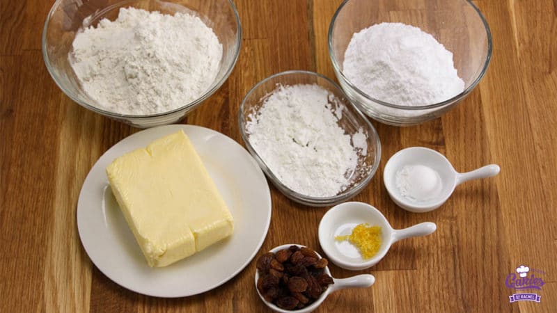 Surinaamse Boterbiesjes Recept | Surinaamse boterbiesjes, een heerlijk knapperig koekje met bovenop een rozijn of een krent. Surinaamse boterbiesjes zijn super makkelijk om zelf te maken. | http://www.cakies.nl | Stap 01