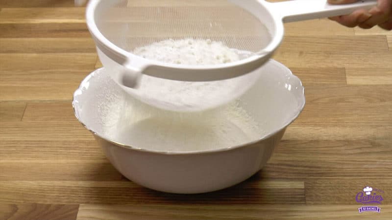 Surinaamse Boterbiesjes Recept | Surinaamse boterbiesjes, een heerlijk knapperig koekje met bovenop een rozijn of een krent. Surinaamse boterbiesjes zijn super makkelijk om zelf te maken. | http://www.cakies.nl | Stap 02