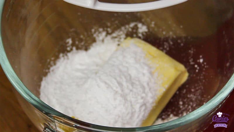Surinaamse Boterbiesjes Recept | Surinaamse boterbiesjes, een heerlijk knapperig koekje met bovenop een rozijn of een krent. Surinaamse boterbiesjes zijn super makkelijk om zelf te maken. | http://www.cakies.nl | Stap 03