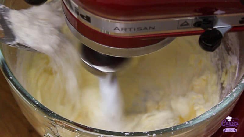 Surinaamse Boterbiesjes Recept | Surinaamse boterbiesjes, een heerlijk knapperig koekje met bovenop een rozijn of een krent. Surinaamse boterbiesjes zijn super makkelijk om zelf te maken. | http://www.cakies.nl | Stap 04