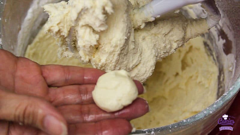 Surinaamse Boterbiesjes Recept | Surinaamse boterbiesjes, een heerlijk knapperig koekje met bovenop een rozijn of een krent. Surinaamse boterbiesjes zijn super makkelijk om zelf te maken. | http://www.cakies.nl | Stap 05