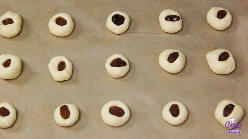 Surinaamse Boterbiesjes Recept | Surinaamse boterbiesjes, een heerlijk knapperig koekje met bovenop een rozijn of een krent. Surinaamse boterbiesjes zijn super makkelijk om zelf te maken. | http://www.cakies.nl | Stap 06