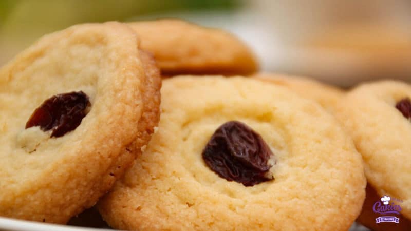 Surinaamse Boterbiesjes Recept | Surinaamse boterbiesjes, een heerlijk knapperig koekje met bovenop een rozijn of een krent. Surinaamse boterbiesjes zijn super makkelijk om zelf te maken. | http://www.cakies.nl | Stap 07